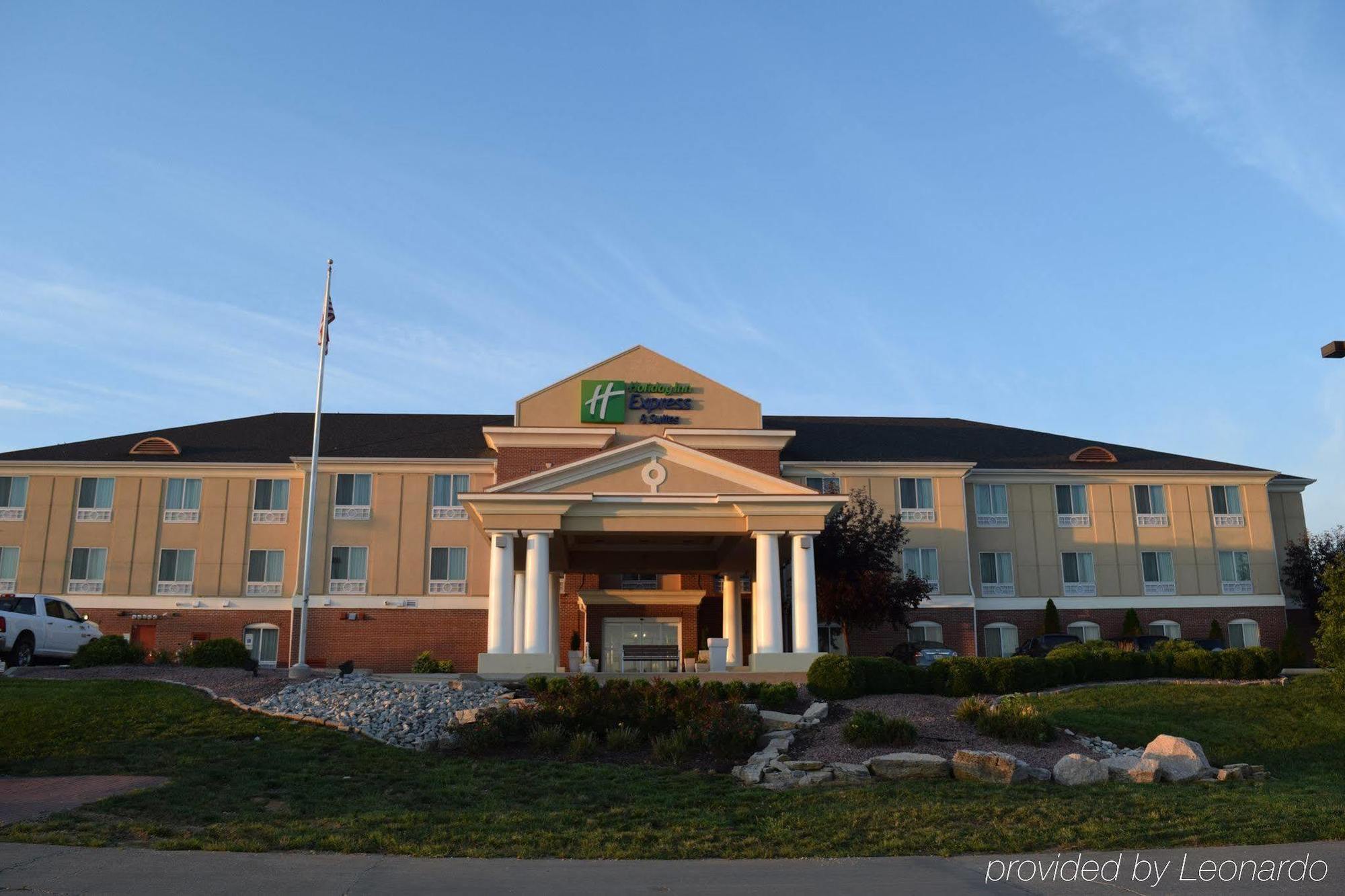 Holiday Inn Express & Suites Sparta Exterior photo